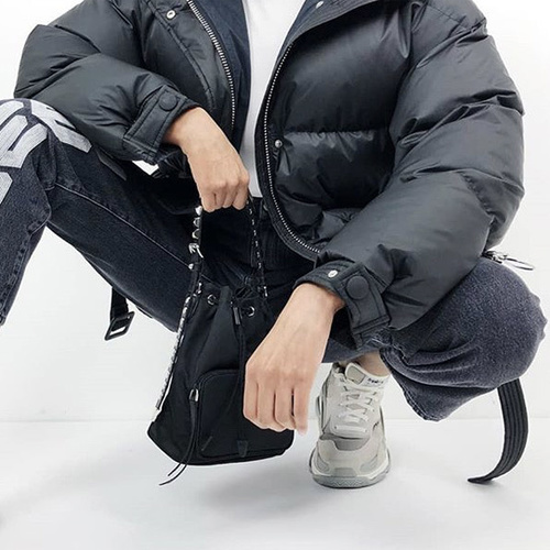 프라다 나일론 버킷백 스터드 스트랩 2co