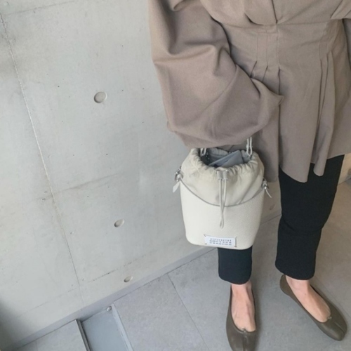 sale* 메종 마르지엘라 텍스처 레더 버킷백 그레이지