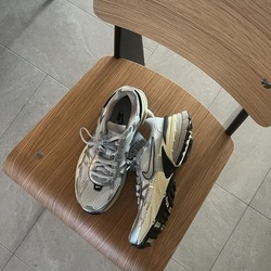 나이키 v2k 런 메탈릭실버